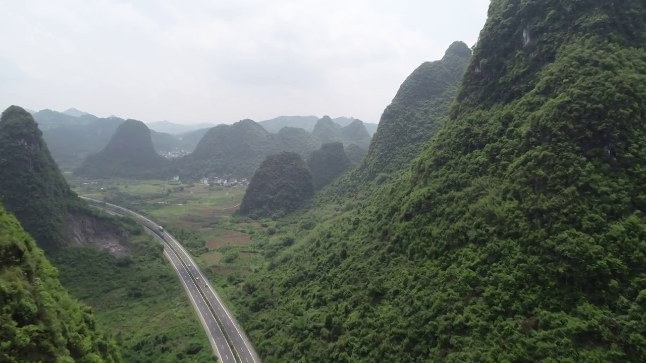 桂林阳朔穿越喀斯特地貌峰林的高速公路视频素材