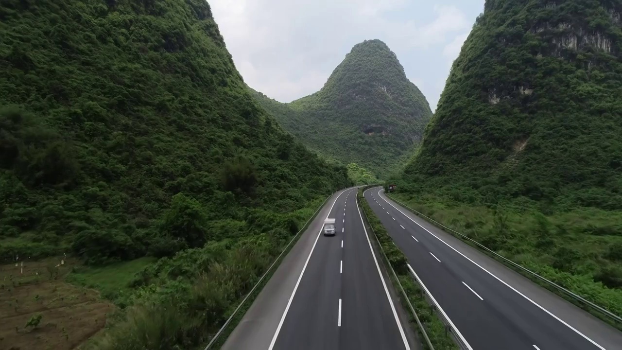 桂林阳朔穿越喀斯特地貌峰林的高速公路视频素材