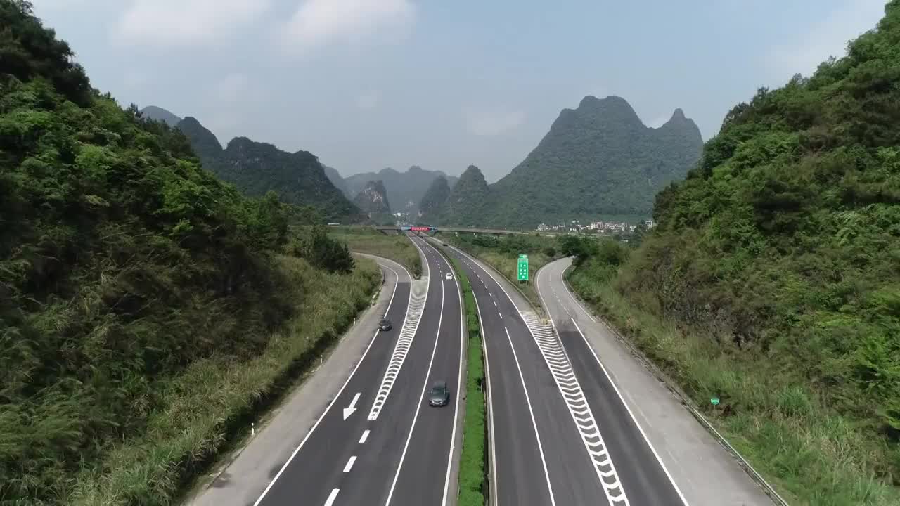 桂林阳朔穿越喀斯特地貌峰林的高速公路视频素材