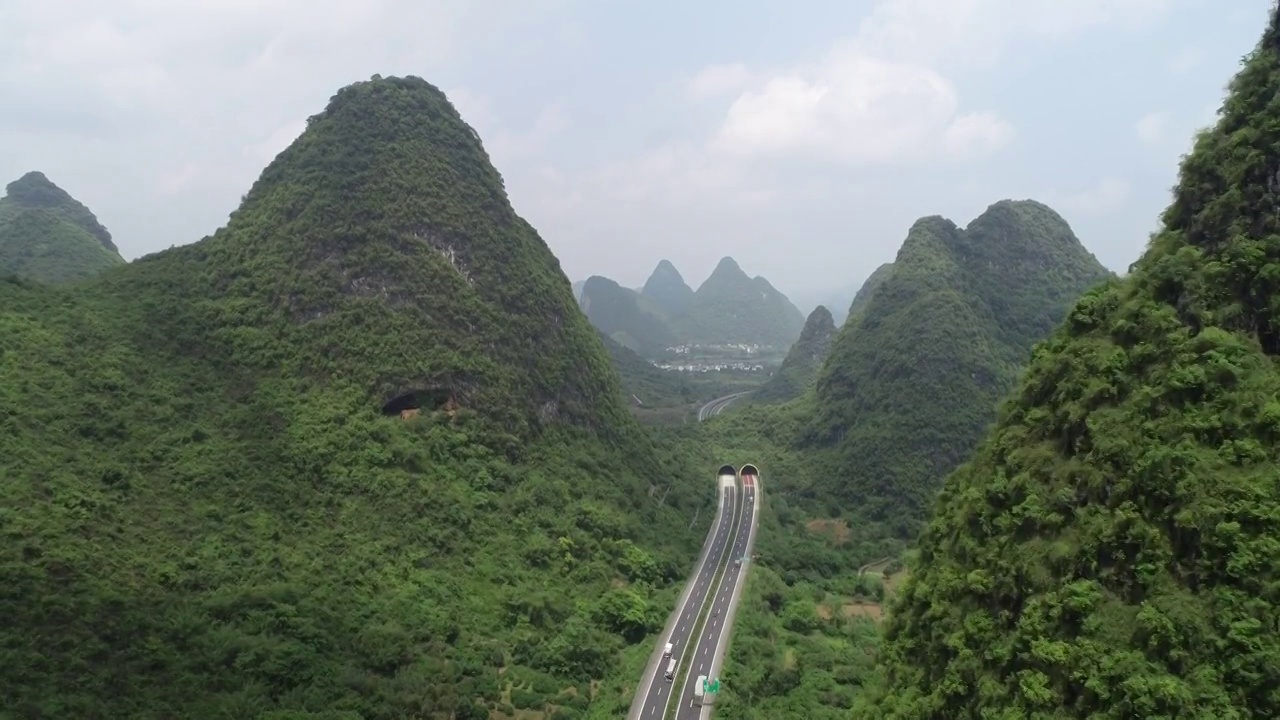 桂林阳朔穿越喀斯特地貌峰林的高速公路视频素材