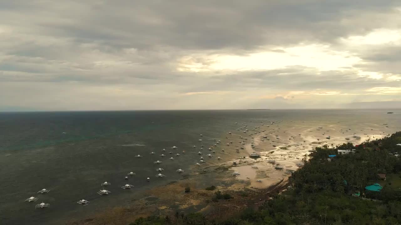 海边滩涂渔船海滩沙滩空境航拍视频素材