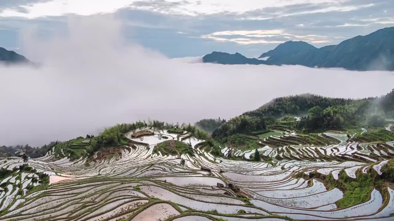 延时拍摄春天的云和梯田云海翻腾视频素材