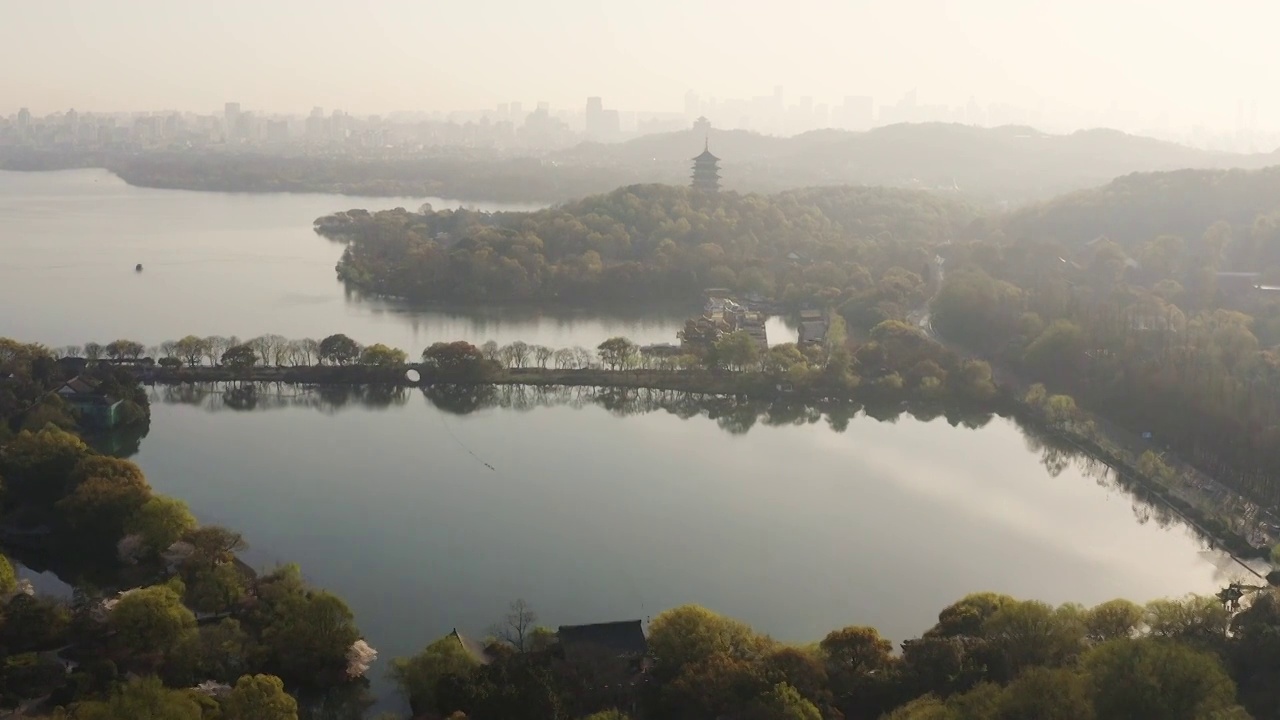 航拍杭州西湖清晨和雷峰塔视频素材