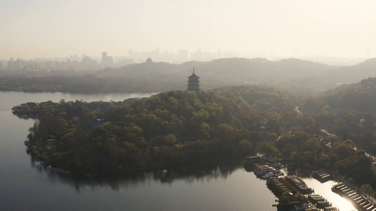 航拍杭州西湖清晨和雷峰塔视频素材