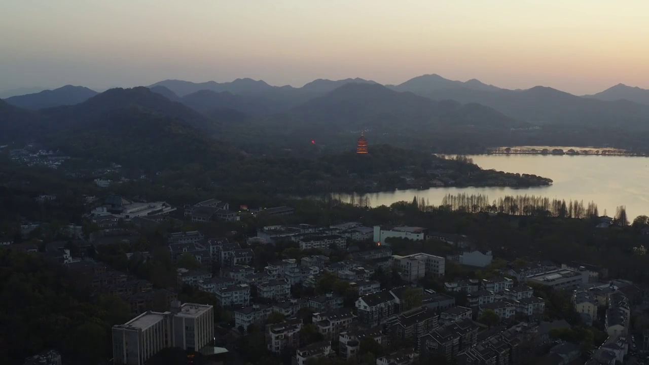 杭州西湖雷峰塔与城市天际线黄昏航拍视频素材