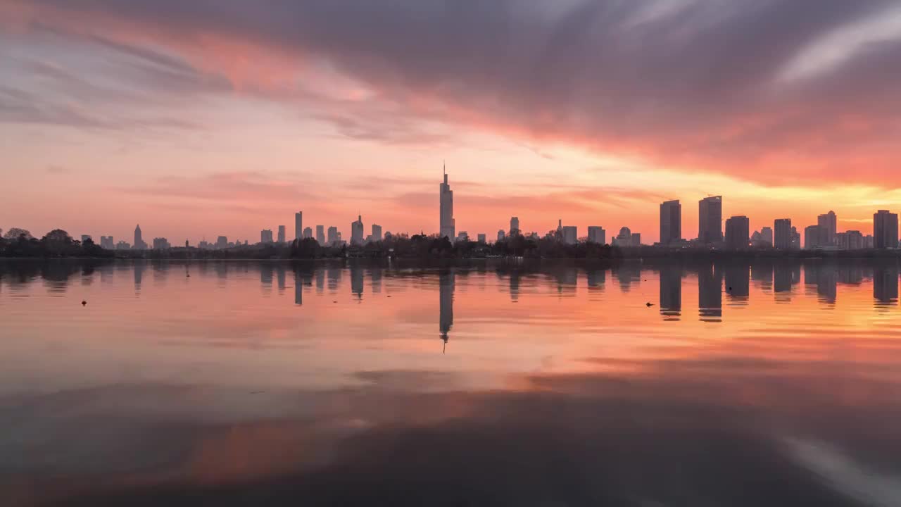 南京玄武湖看城市全景视频素材