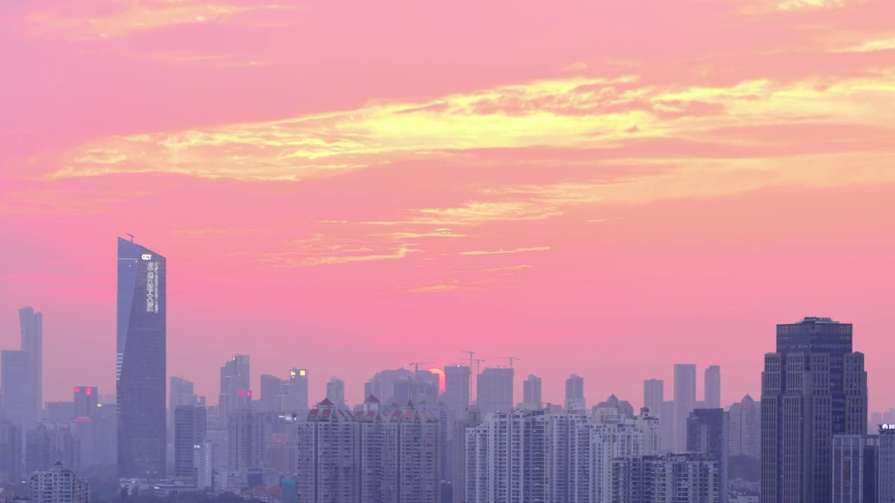 2021年4月29，连续两天大雨的深圳日落时分彩霞满天飞视频素材