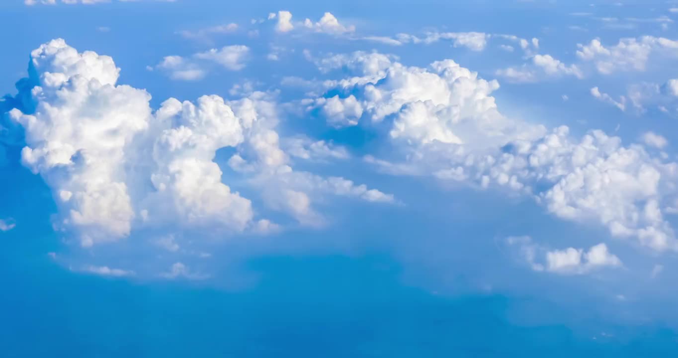 从飞机的窗口看天空中的白云。视频素材