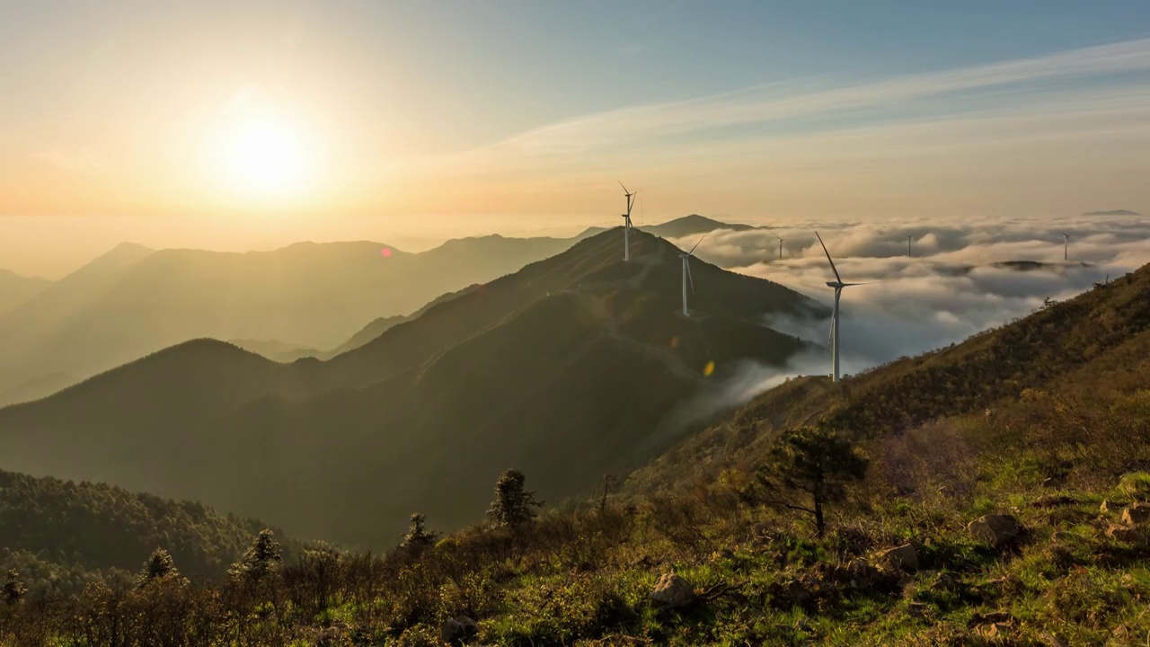 云和梯田白鹤尖景区瀑布云大风车日出朝霞云瀑视频素材