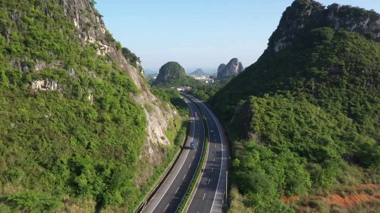 桂林穿越群山的高速公路视频素材