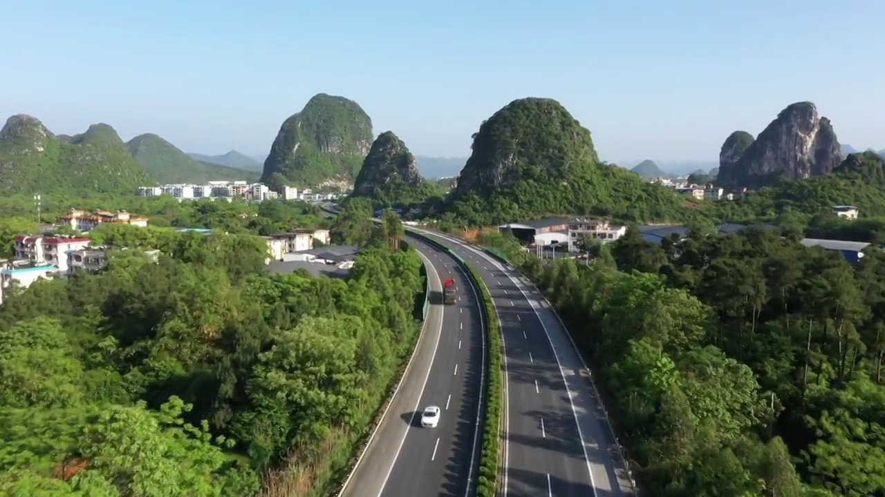 桂林穿越群山的高速公路视频素材