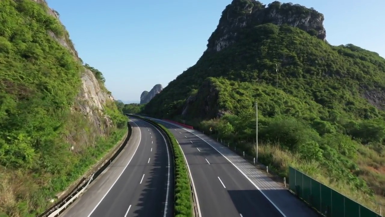 桂林穿越群山的高速公路视频素材