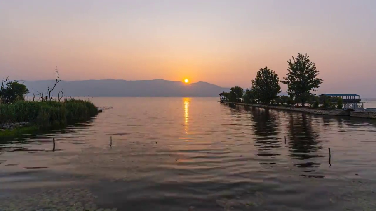 大理洱海的日出延时视频视频素材