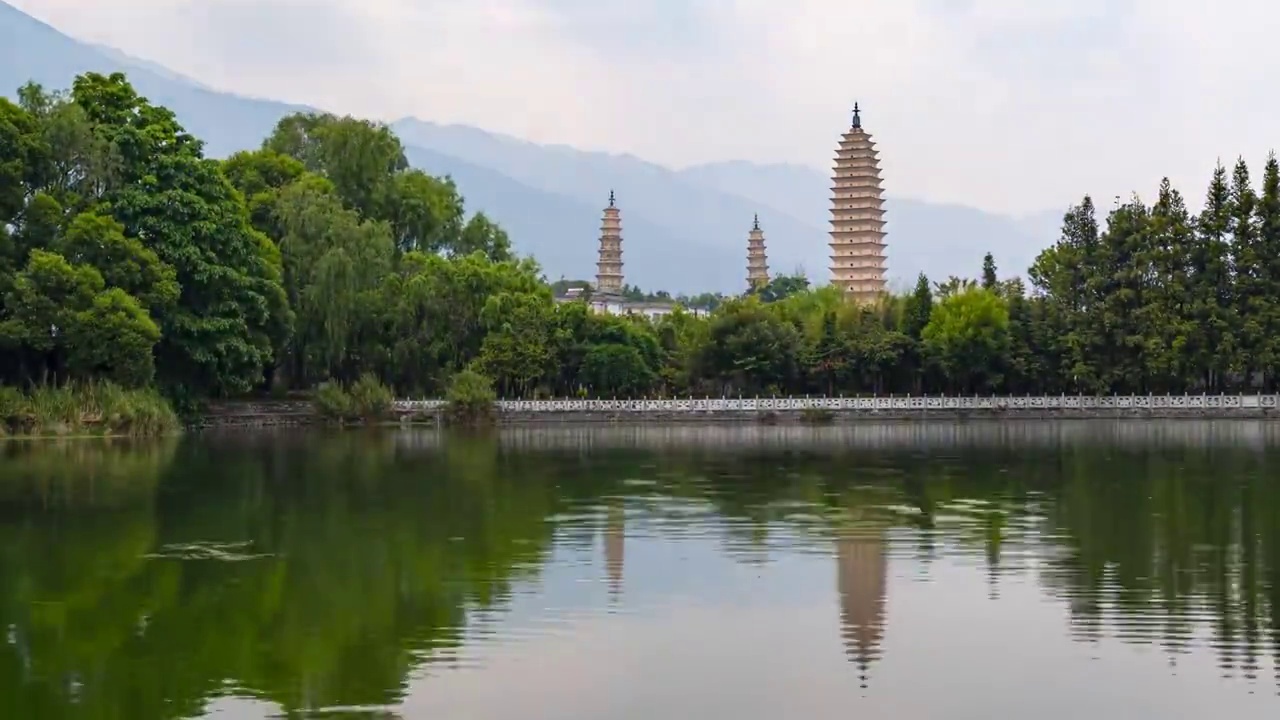 大理崇圣寺三塔倒影公园延时视频视频素材