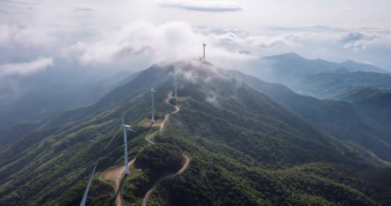 航拍缺牙山风车云海视频素材