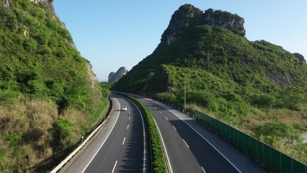 桂林地区穿过喀斯特地貌峰林的高速公路视频素材