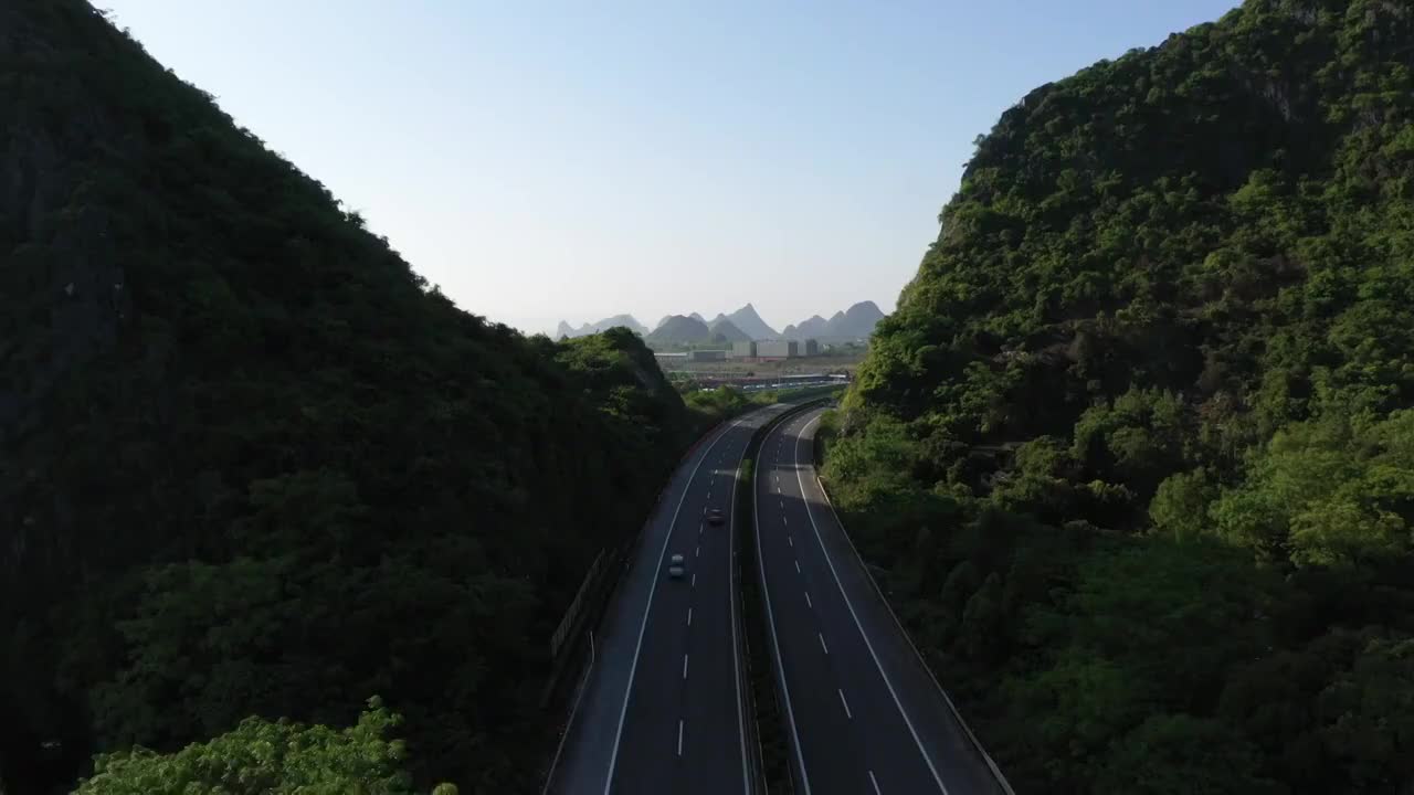 桂林地区穿过喀斯特地貌峰林的高速公路视频素材