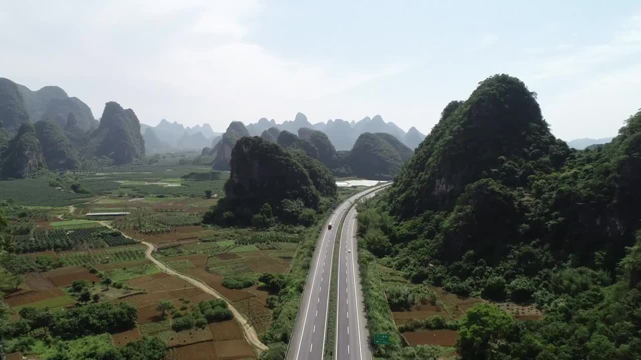 桂林地区穿过喀斯特地貌峰林的高速公路视频素材