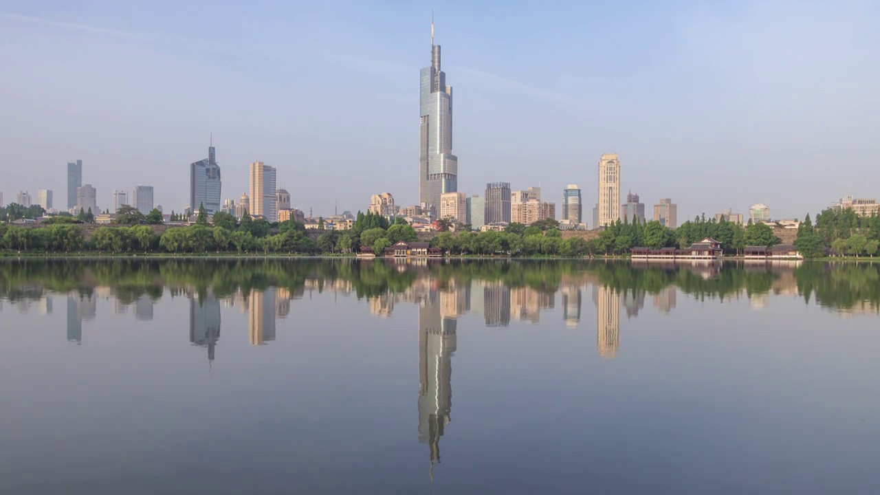 南京玄武湖紫峰大厦城市天际线日出延时视频素材