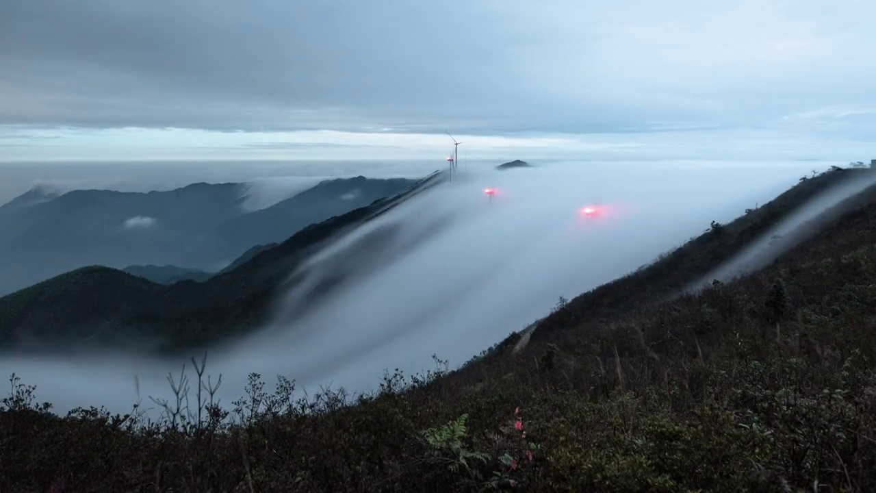 云和梯田白鹤尖景区壮观的瀑布云和大风车视频素材