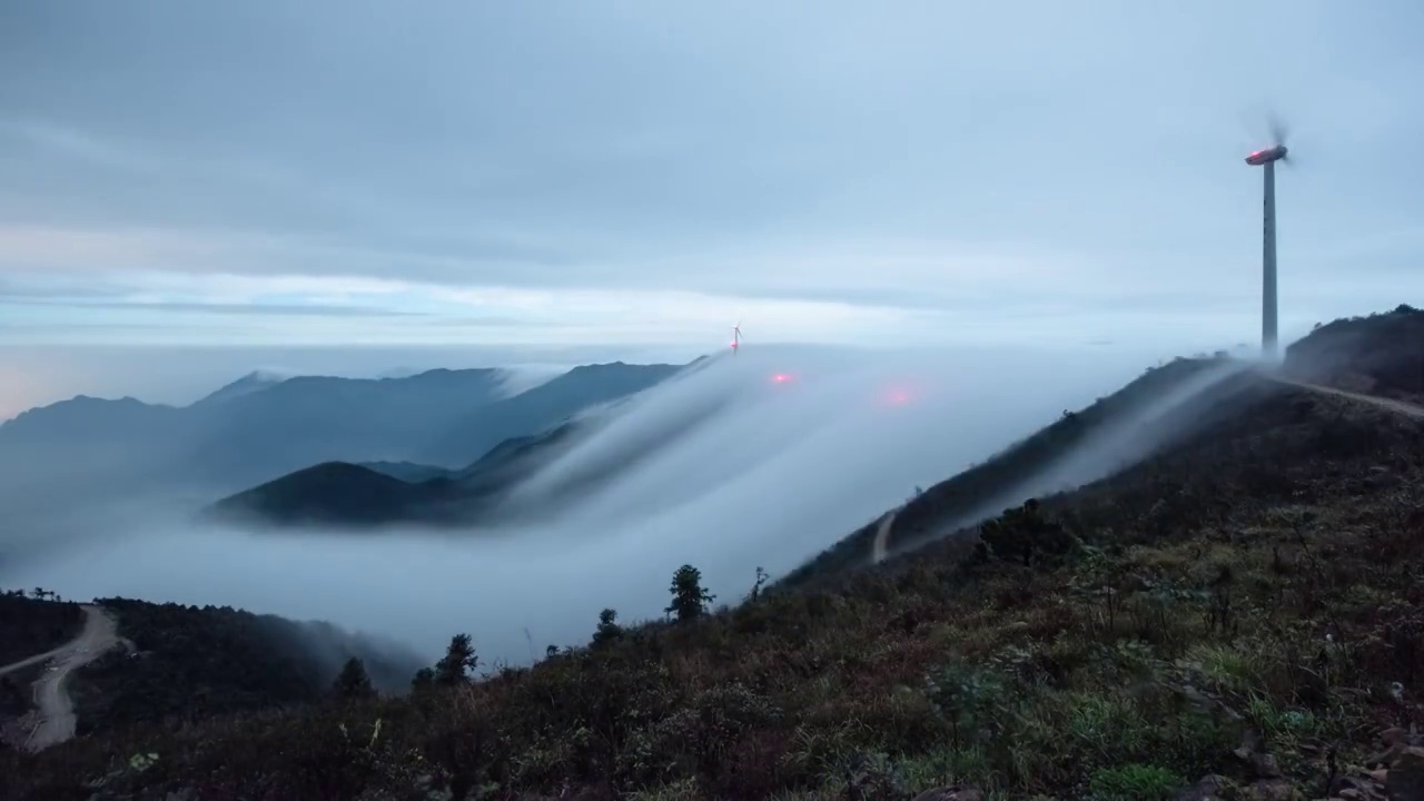 云和梯田白鹤尖景区风力发电站瀑布云视频素材