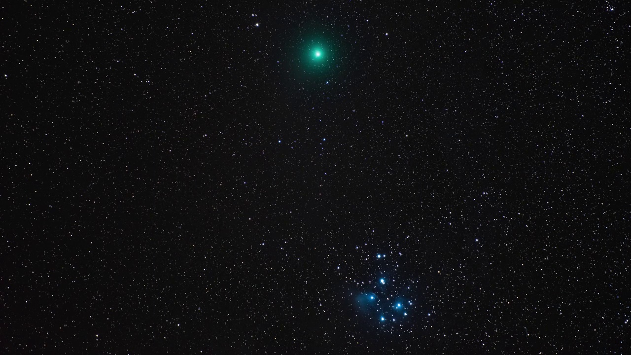 延时拍摄纯天空无地景的昴星团和46P彗星视频素材