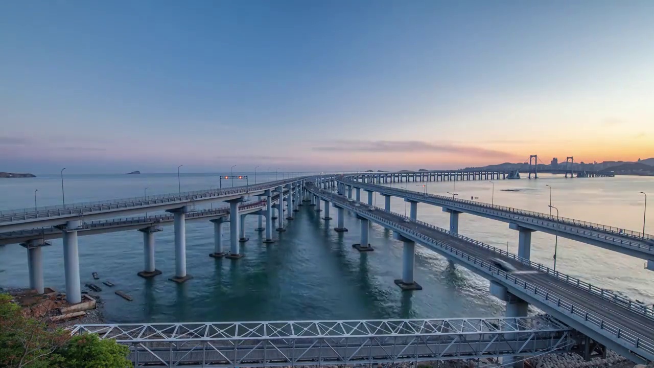 中国辽宁大连星海湾大桥日转夜视频素材