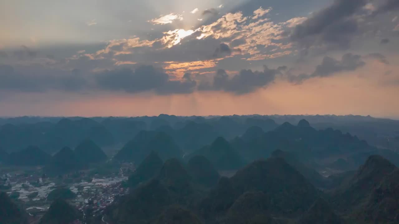 贵州荔波喀斯特峰丛，冰雹之后的精彩落日视频素材