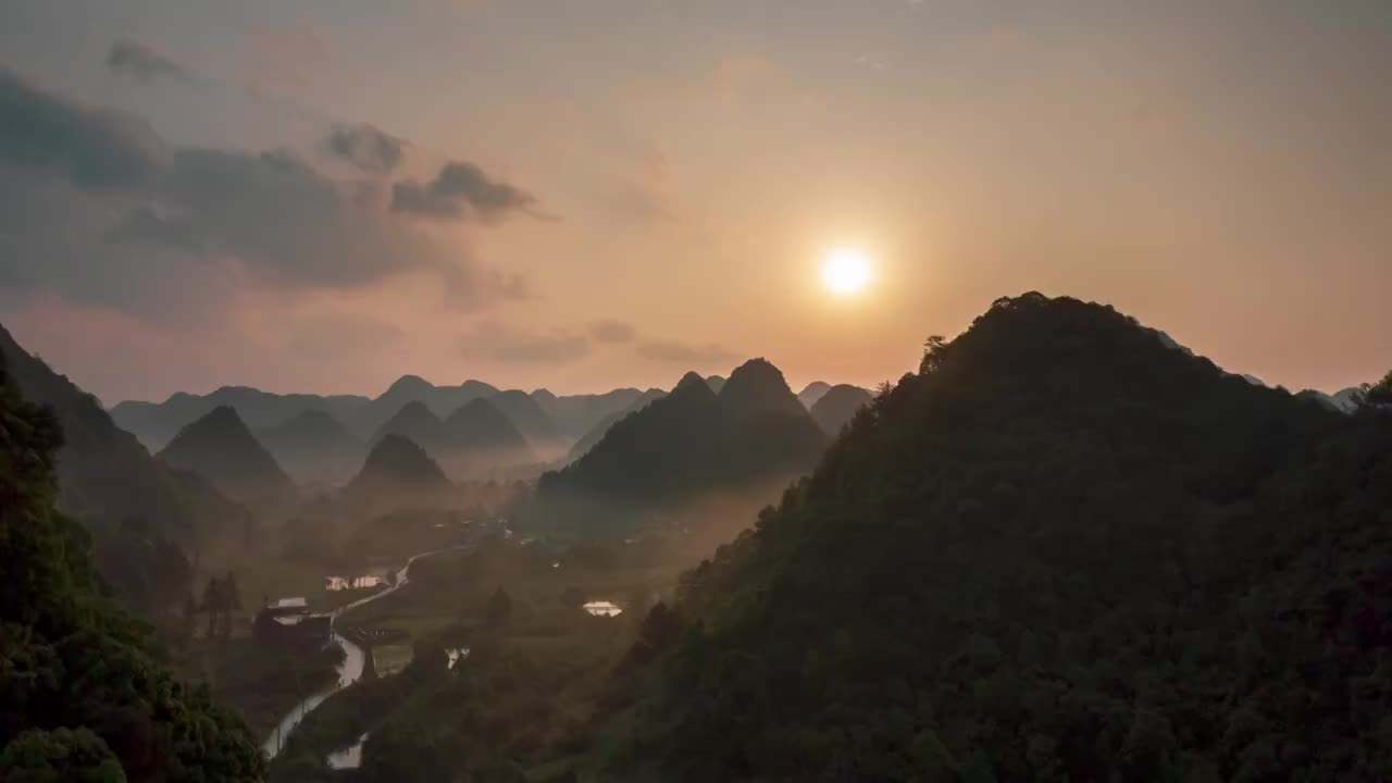 贵州荔波喀斯特峰丛，冰雹之后的精彩落日视频素材