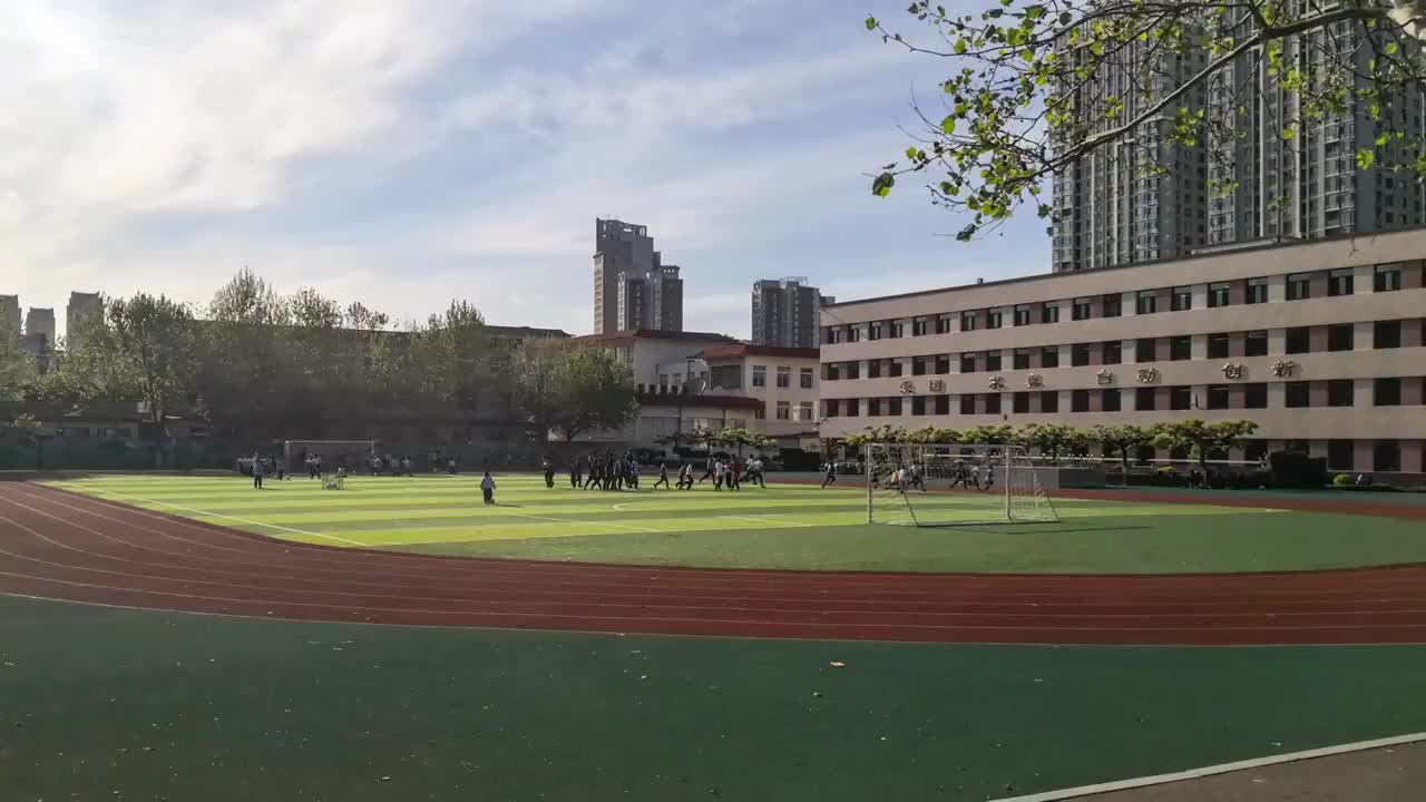 小学体育课操场上活动的学生视频素材