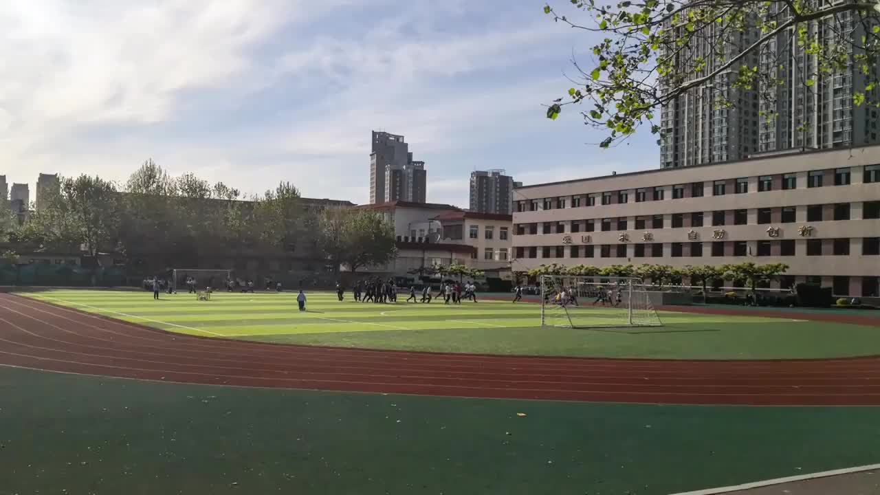 小学体育课操场上活动的学生视频素材