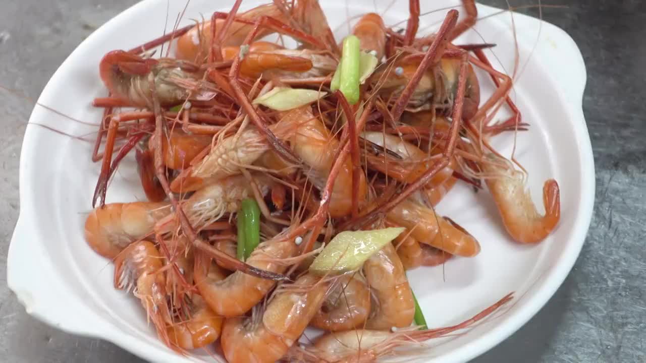 中餐厨师制作水煮河虾仁视频素材