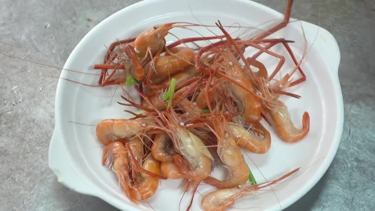 中餐厨师制作水煮河虾仁视频素材