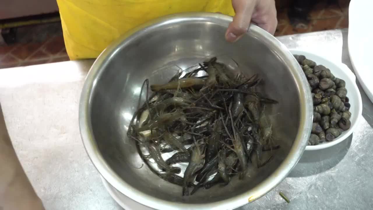 中餐厨师制作水煮河虾仁视频素材