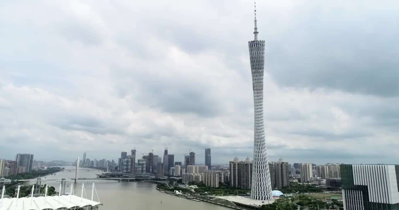 晴天航拍广州塔小蛮腰与珠江视频素材