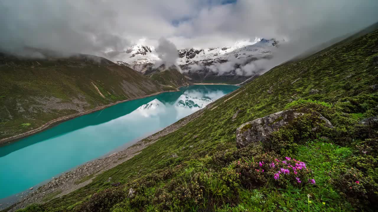 西藏山南碧绿的湖泊与雪山视频下载