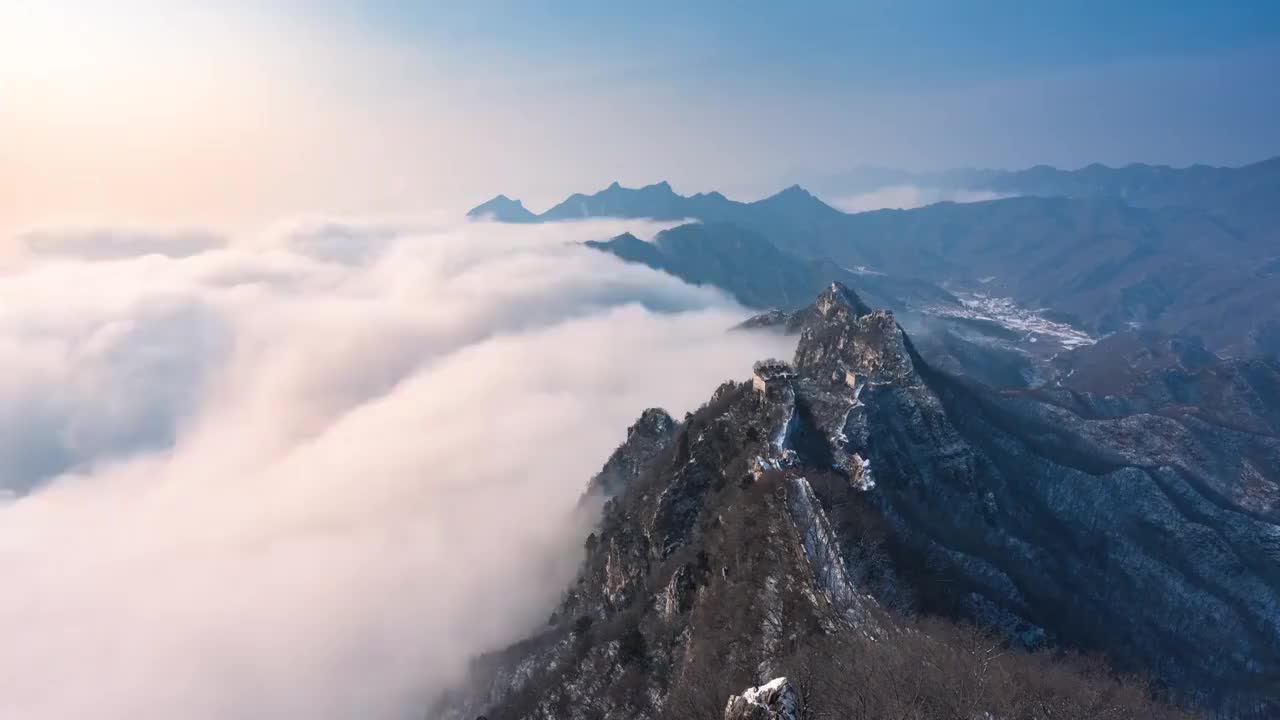 雪后箭扣长城云海翻腾，如人间仙境视频素材