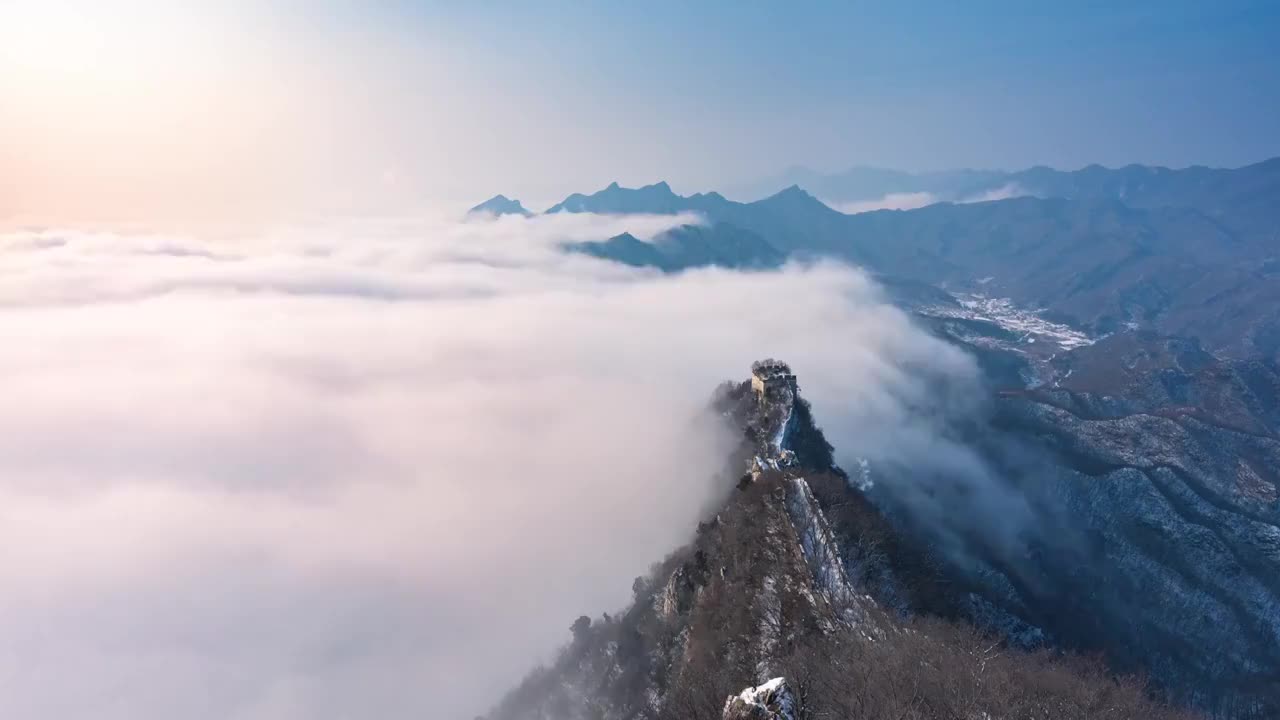 雪后箭扣长城云海翻腾，如人间仙境视频素材