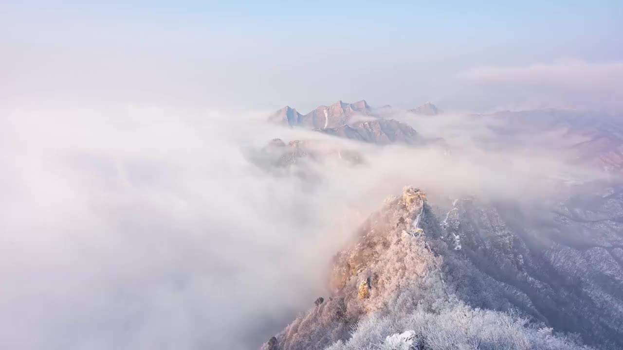 雪后箭扣长城云海翻腾，如人间仙境视频素材