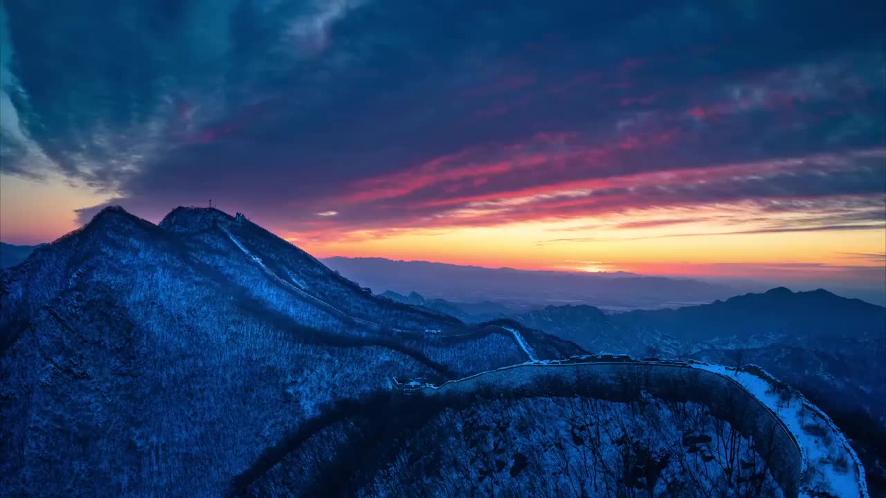 雪后箭扣长城的日出视频素材