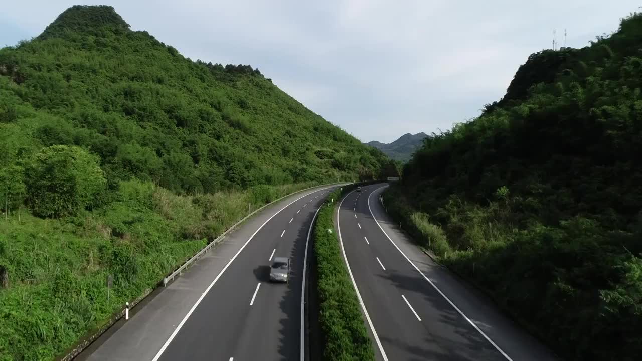 蓝天白云下穿越喀斯特地貌峰林的高速公路视频素材