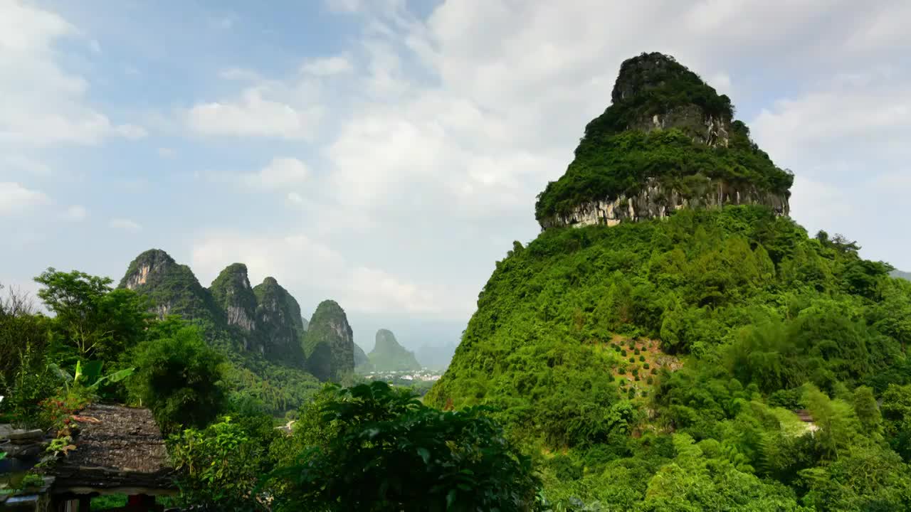 桂林阳朔大面山客栈欣赏雨后喀斯特地貌延时摄影视频下载