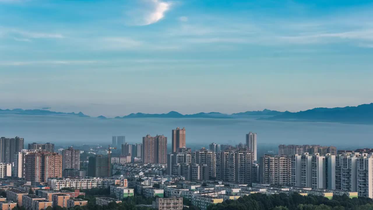 在城市遥望雪山视频素材