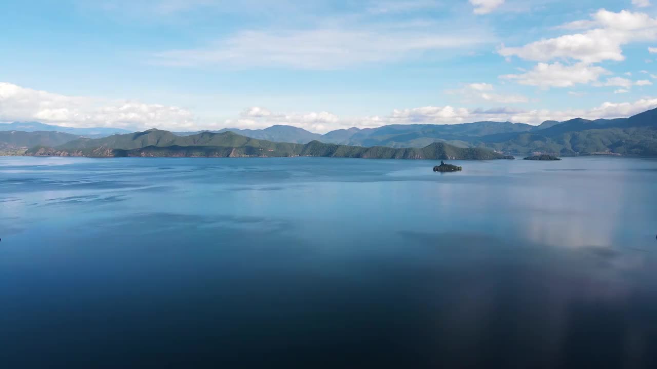 航拍丽江泸沽湖湖面视频素材