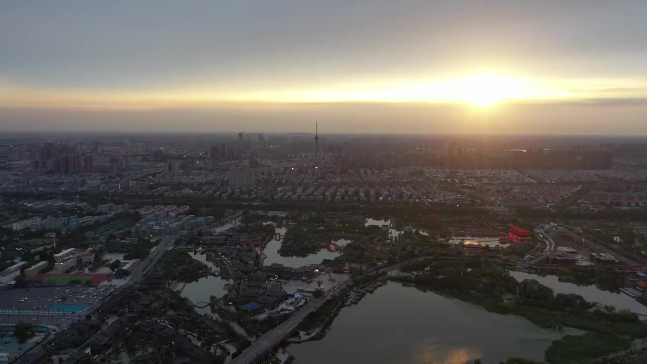 河南开封清明上河园与七盛角景区黄昏日落时分晚霞户外风光航拍视频素材