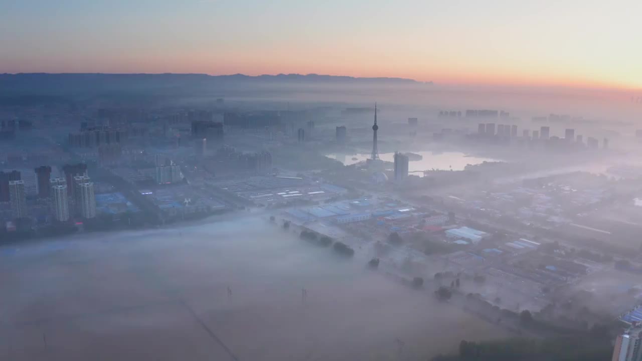 亚洲中国河南省焦作市城市日出晨雾航拍视频素材