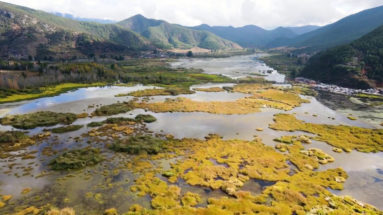 航拍云南四川泸沽湖秋天的草海走婚桥视频素材