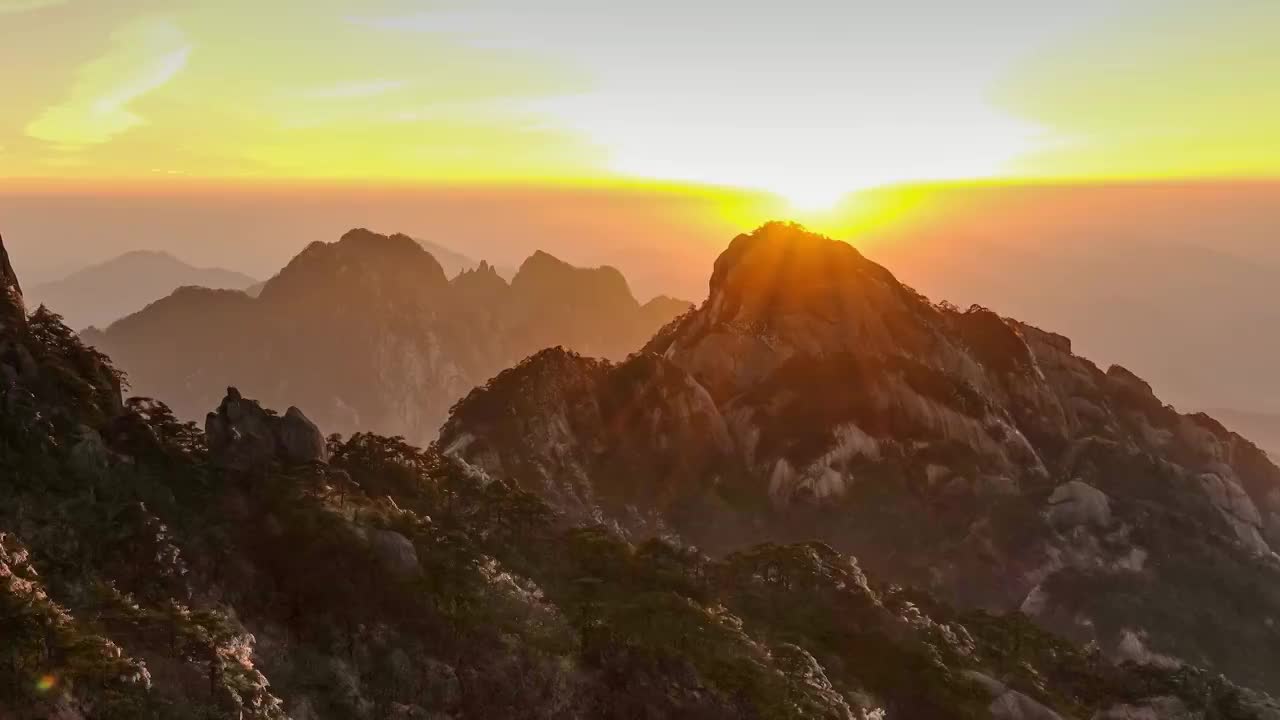 山峰日出海平面日出群山视频素材