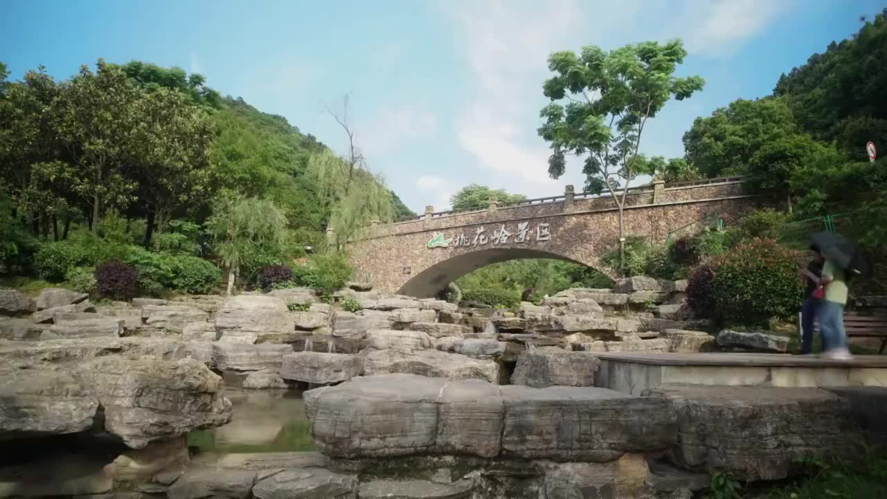 长沙桃花岭风景区移动延时蓝天白云视频素材