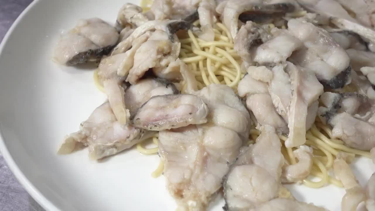 厨师制作水煮鱼肉片视频素材